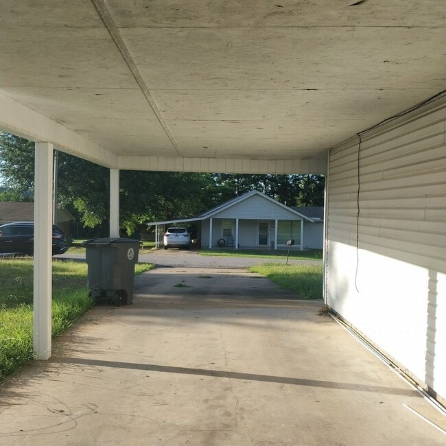 Building Photo - West Academy Cottage Style Home