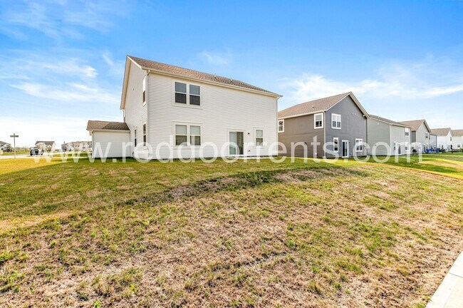 Foto del edificio - Stunning 5-Bedroom Retreat in Greenfield –...
