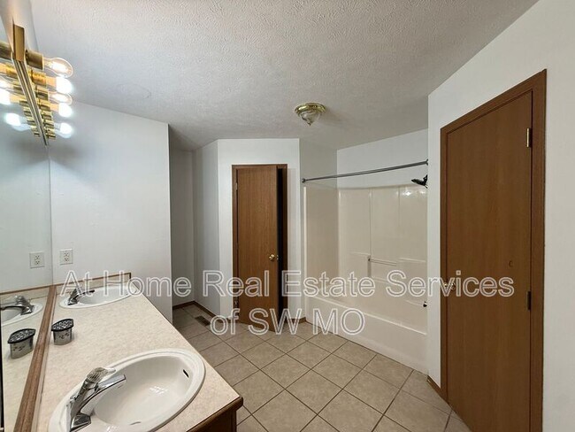 Building Photo - 4247 Somerset Dr