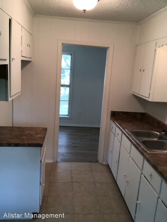 Foto del edificio - 3 br, 1.5 bath House - 223 Noble St