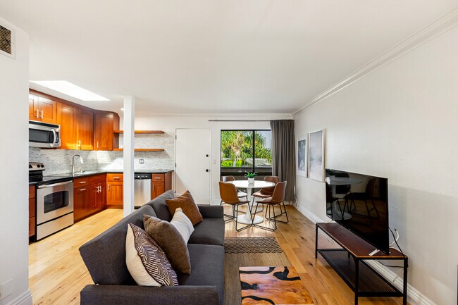 Lush Green view to courtyard from the living area - 970 Palm Ave