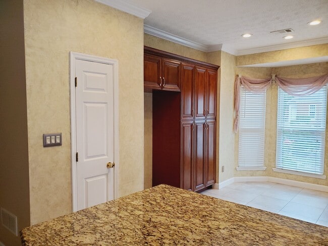 Building Photo - 8900 S Somerset Ln