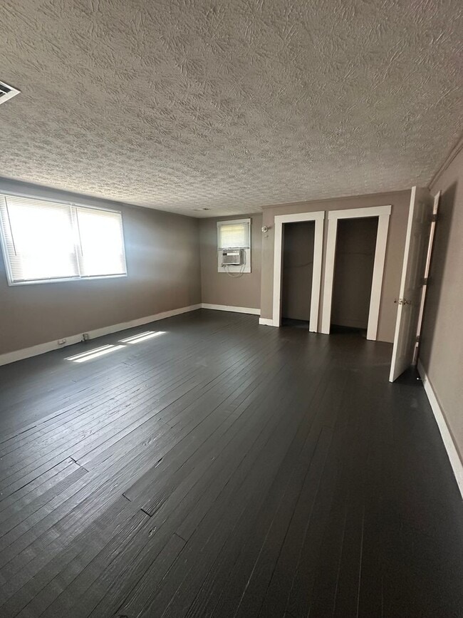 Building Photo - 3 Bed/1 Bath House UNDER RENOVATIONS