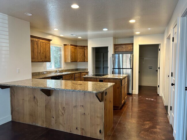 Foto del edificio - Dog Friendly 4 Bedroom Townhome. $200 First Full Month's Rent!