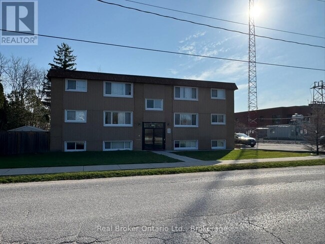 Building Photo - 316 Peter St N