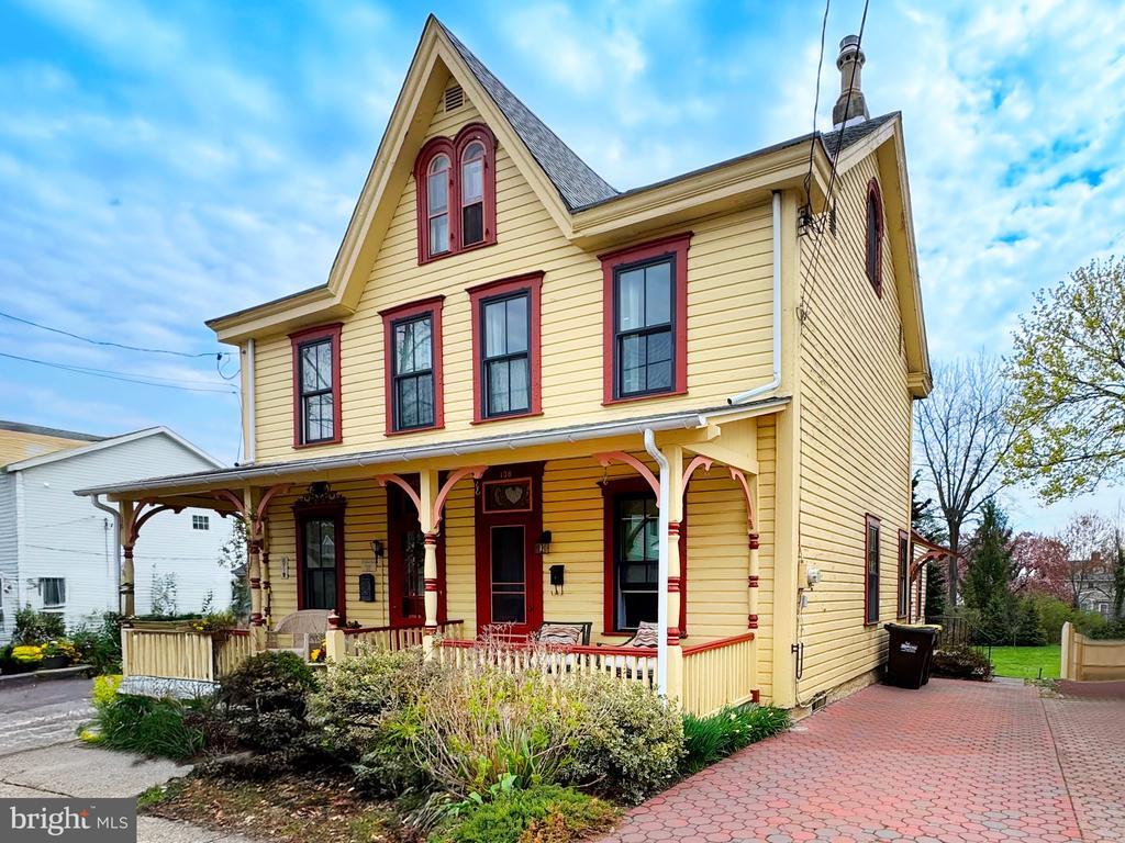 Primary Photo - 138 E Oakland Ave