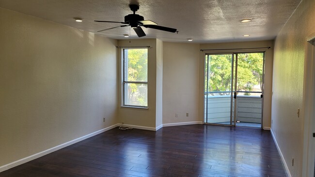 living room area, hard wood floors - 411 Park Ave