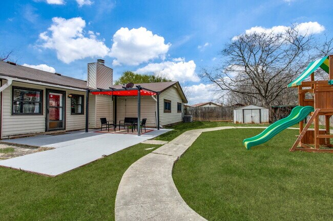 Foto del edificio - "Charming 3-Bedroom Haven with Cozy Fireplace in San Antonio – 1570 Sq Ft of Comfort!"