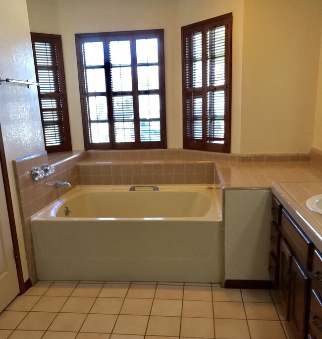 Spa Tub - 2616 Nelson Ave