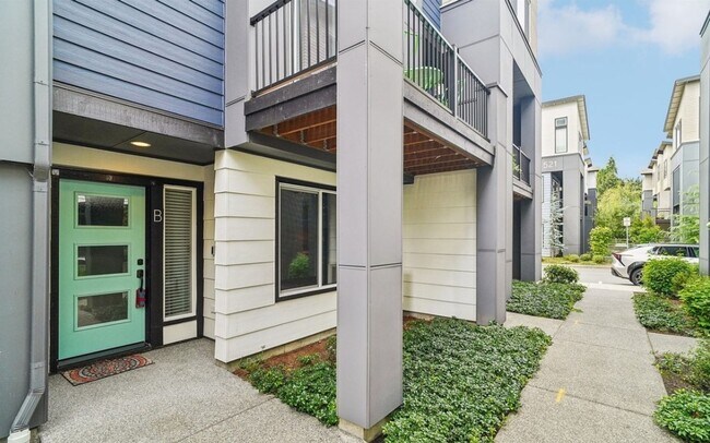 Building Photo - Deluxe Living Modern 3-bed 4-bath Townhouse
