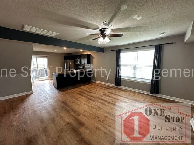 Building Photo - Gorgeous 3-Bed, 2.5-Bath Townhome in Raymore!