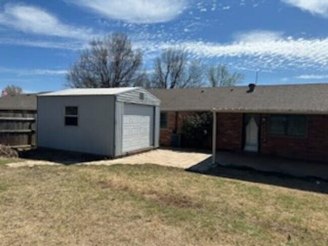 Building Photo - Comfortable living, inside and out!