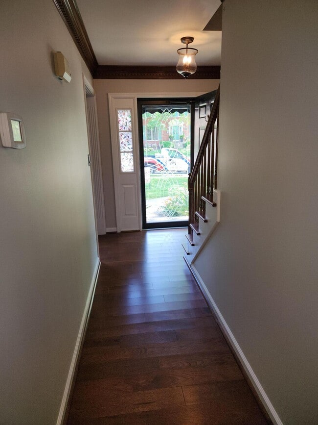 Building Photo - 841 Edgewood Dr