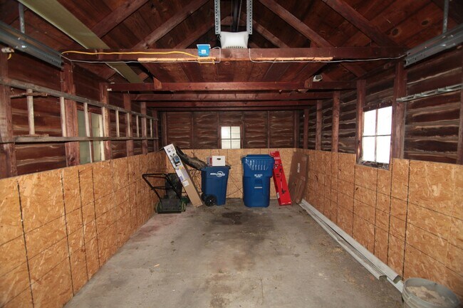 Foto del edificio - 2 bedroom Moline house with garage!