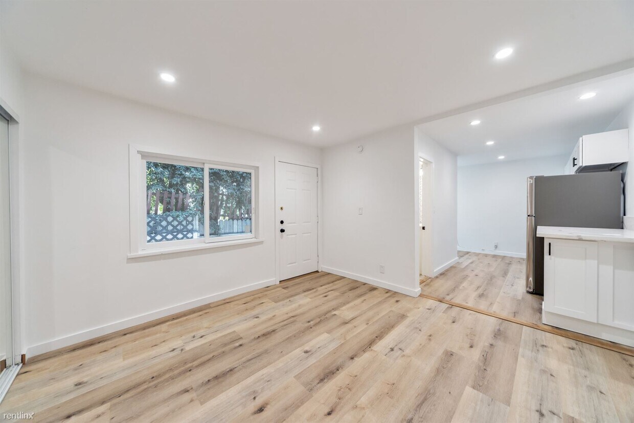 Foto principal - Studio, 1 bath Triplex - 919 North Stanley...
