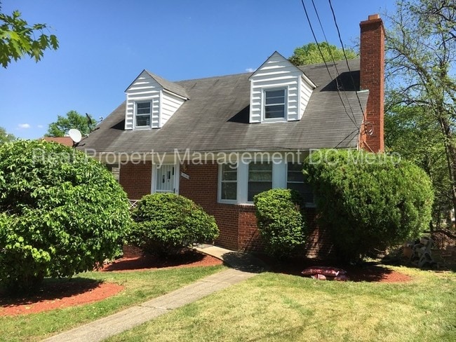 Building Photo - 3541 Highwood Dr SE
