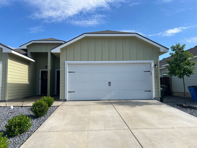 Building Photo - Luxury 3/2 Duplex in Seguin, Texas