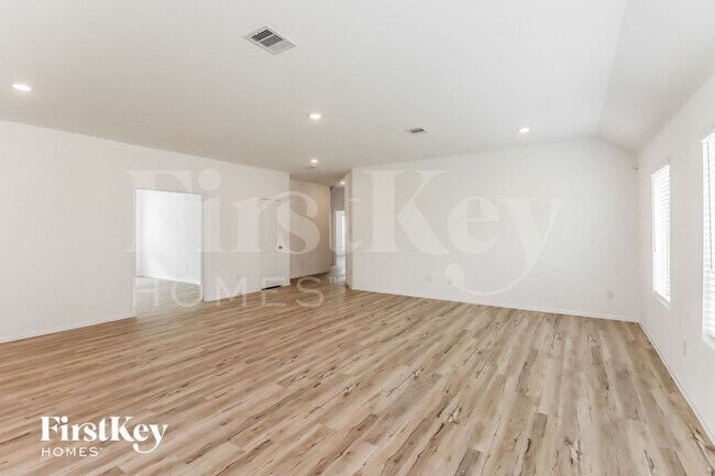 Foto del edificio - 5223 Pine Pass Dr