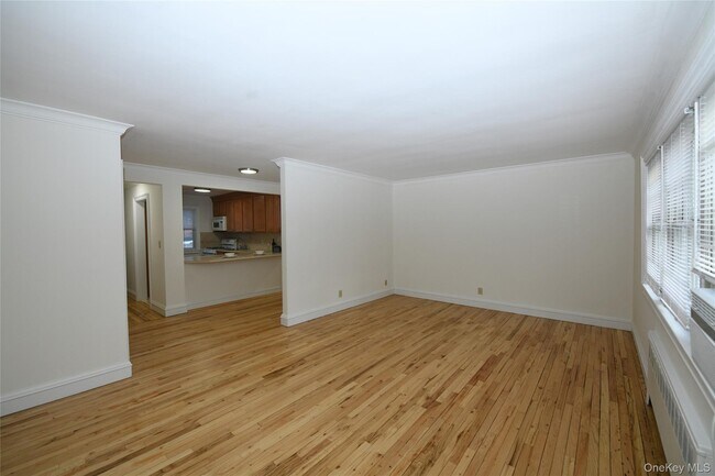 Foto del edificio - 590 Bedford Rd