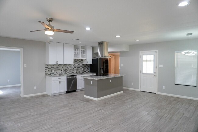 Building Photo - Charming Fully Updated 1930's Cottage in J...