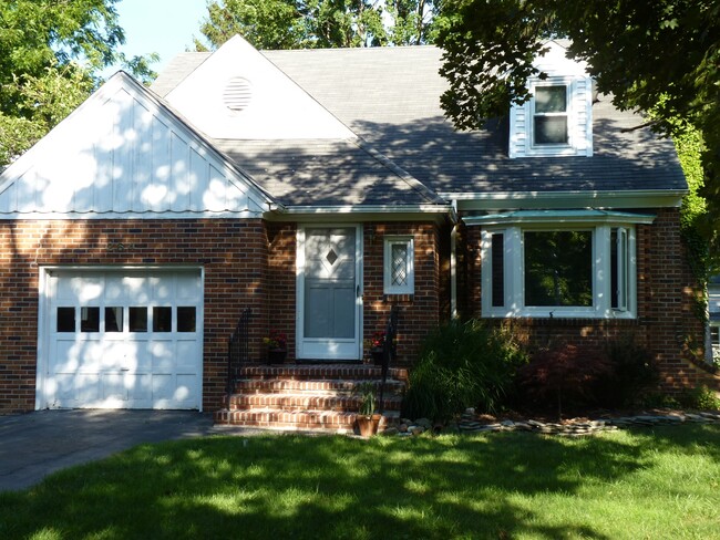 upstairs apartment in residential neighborhood - 264 Glen Ellyn Way