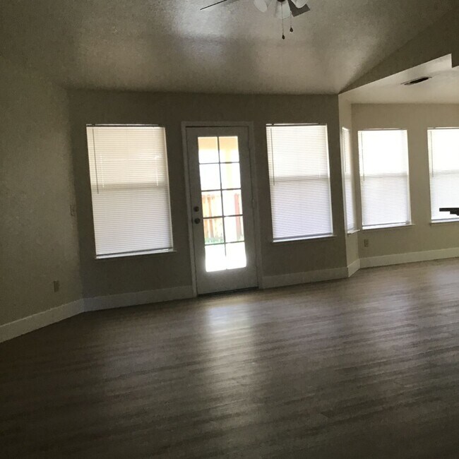 Building Photo - Beautiful Home - Newly Remodeled