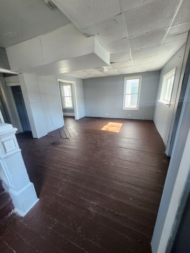 Building Photo - 4 bedroon single family home