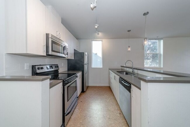 Building Photo - Chic 2BR/1.5BA Townhome Apartment in North...