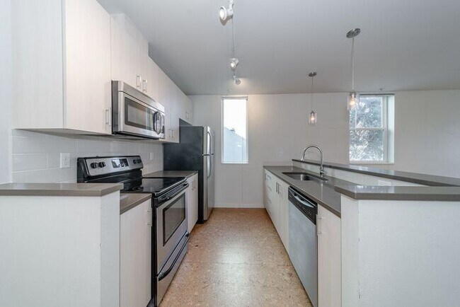 Foto del edificio - Chic 2BR/1.5BA Townhome Apartment in North...