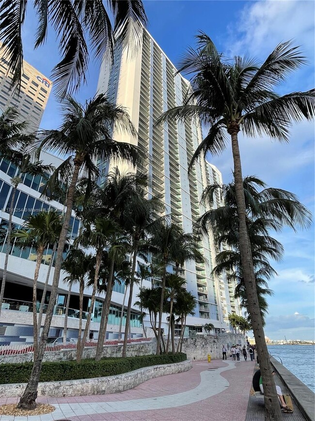 Foto del edificio - 325 S Biscayne Blvd