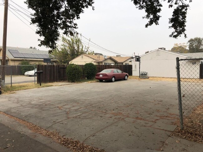 Foto del edificio - 3 Bedroom 2 bathroom Duplex in Sacramento