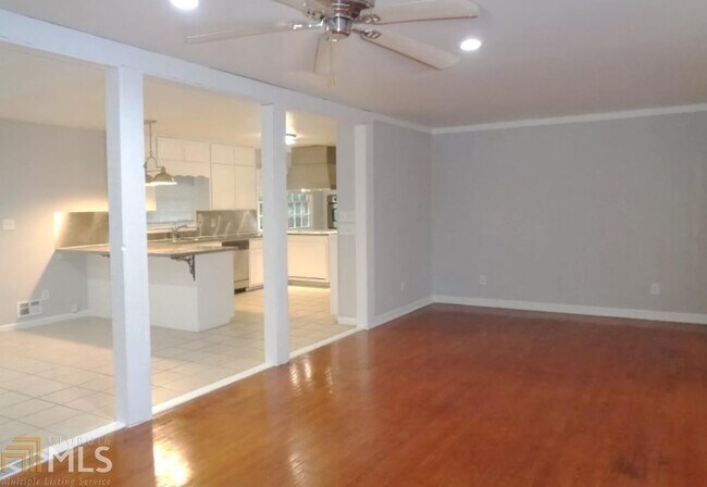 Building Photo - 4477 Glenhaven Dr