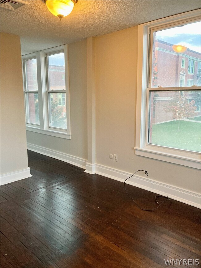 Foto del edificio - 294 S Elmwood Ave