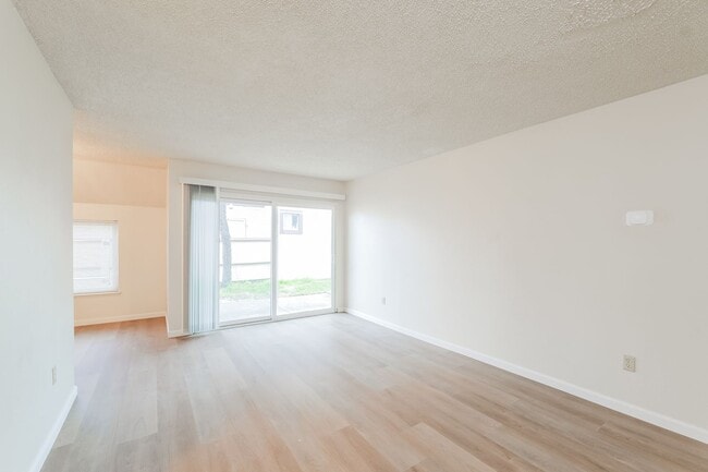 Foto del edificio - PURE Property Management Presents: Charming 3 bedroom 2 bath two story unit in Bennett Valley!