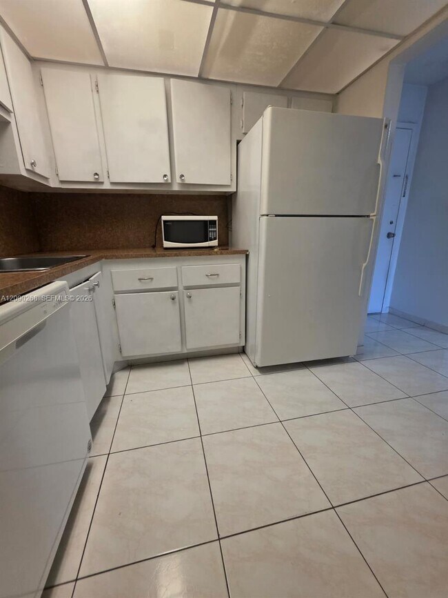Foto del edificio - 16950 W Dixie Hwy