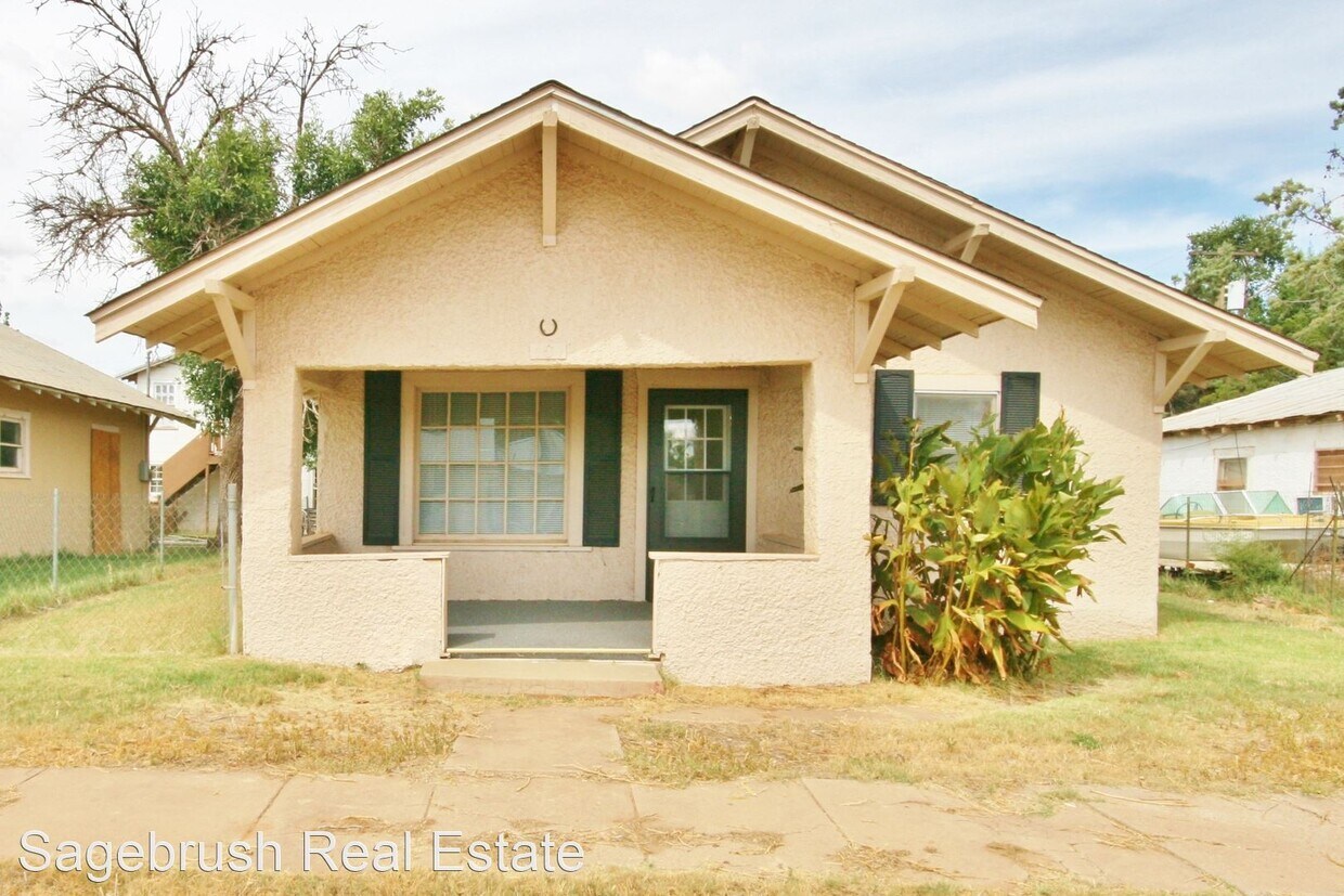Primary Photo - 3 br, 1 bath House - 404 E. 8th St.