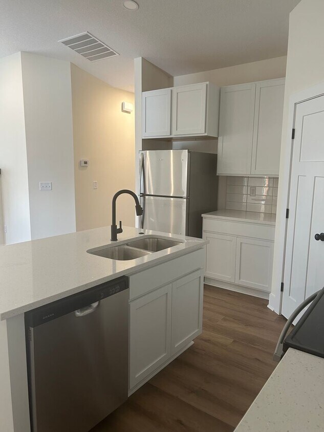 Foto principal - 17010 Kashmir St