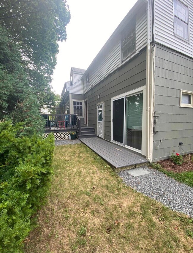 Building Photo - 14 Schoolhouse Ln