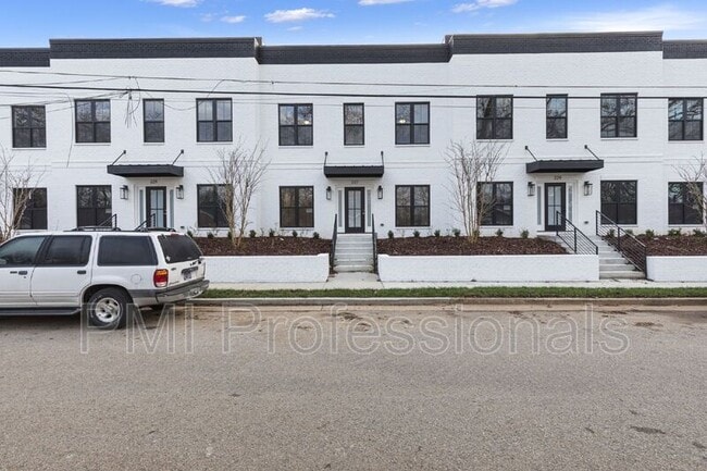 Building Photo - 225 S Bilbro Ave