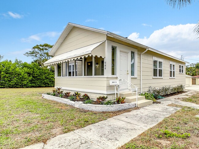 Building Photo - Beautifully Renovated 3 Bedroom House For ...