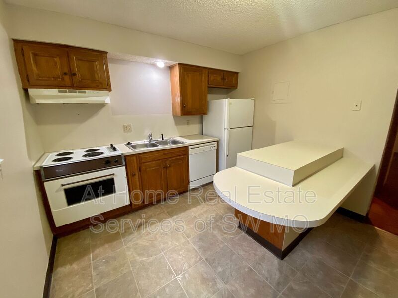 Primary Photo - 2862 S Rogers Ave