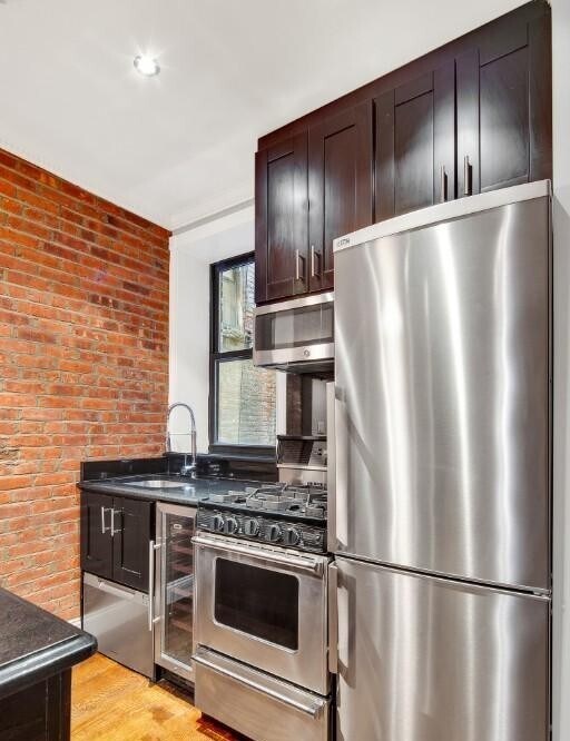 Foto del edificio - 438 W 52nd St