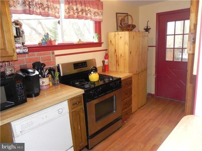 Building Photo - 2421 Bond Ave