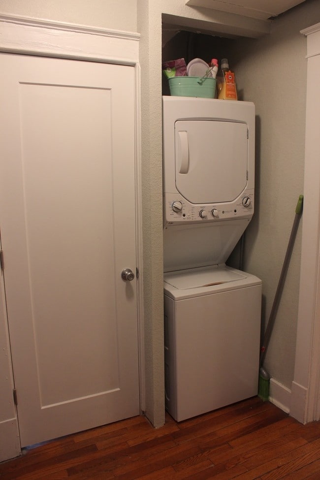 Building Photo - 2733 Gillham | In-Unit Laundry + Google Fiber