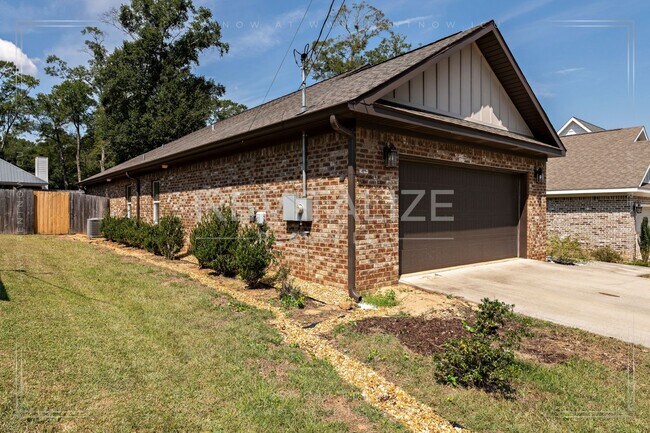 Building Photo - Modern Comfort Meets Luxury Living in Mobile