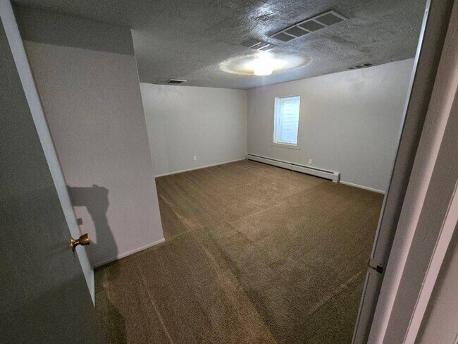 Foto del edificio - For Rent: 1 Bed / 1 Bath Basement Apartmen...