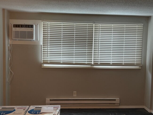 Building Photo - 302 Maple Ln
