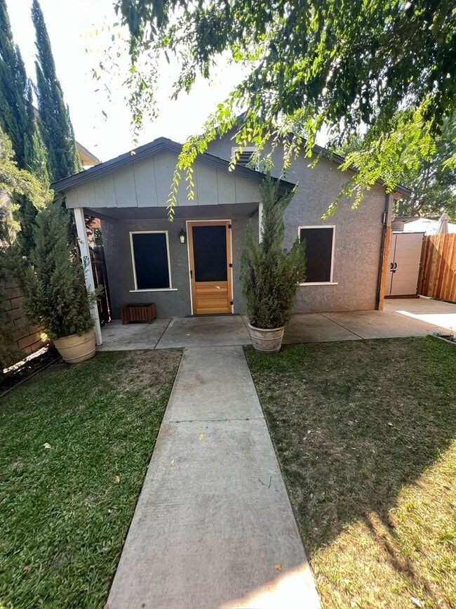 Walk to Campus From This Cute 2 Bedroom Back House - Walk to Campus From This Cute 2 Bedroom Back House