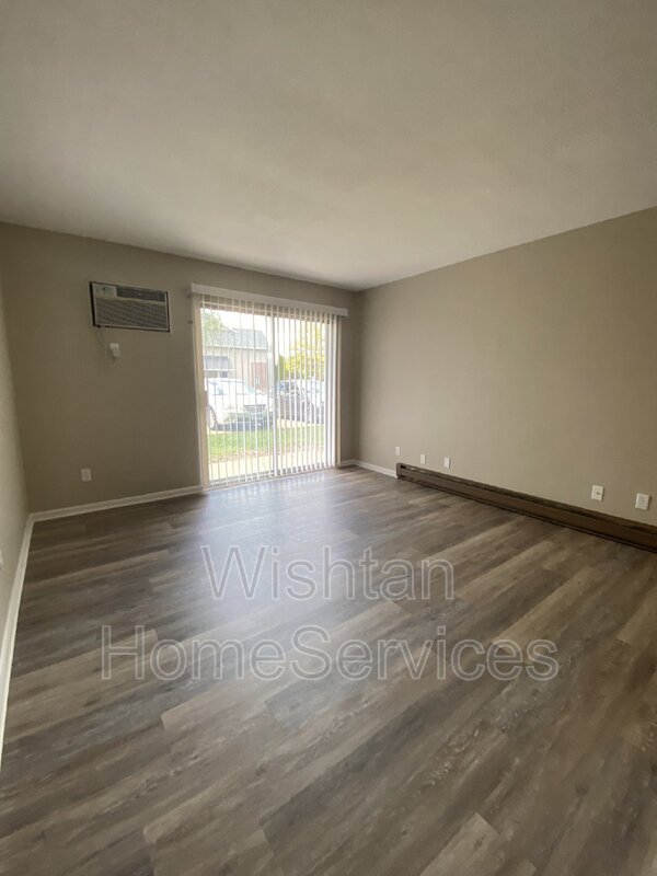 Foto del edificio - 217 Charleston Blvd