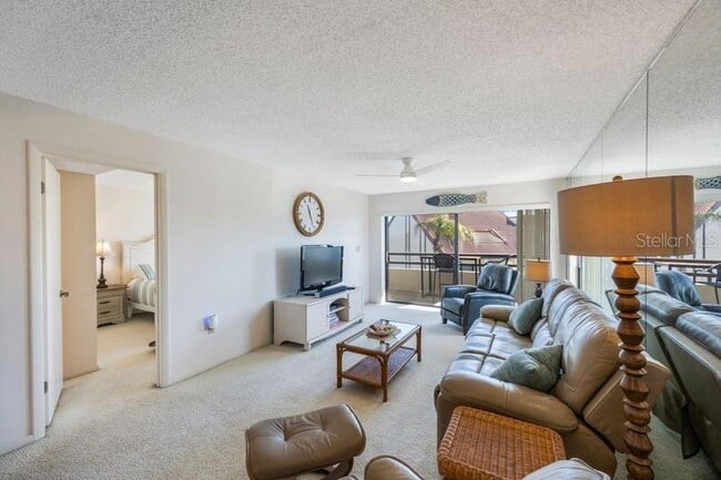 Building Photo - 103 1st St E